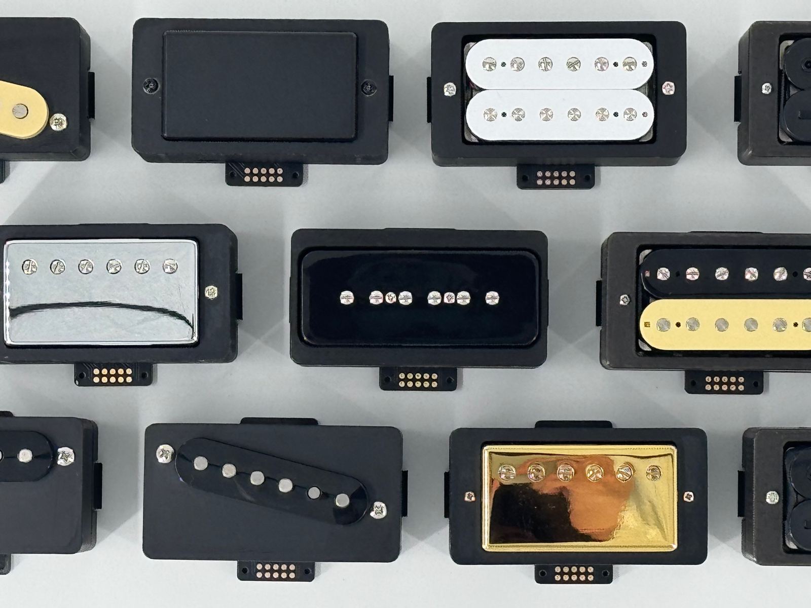 卡匣家族平鋪實拍——十一顆卡匣：humbucker、單線圈、P90、空卡匣各尺寸一字排開