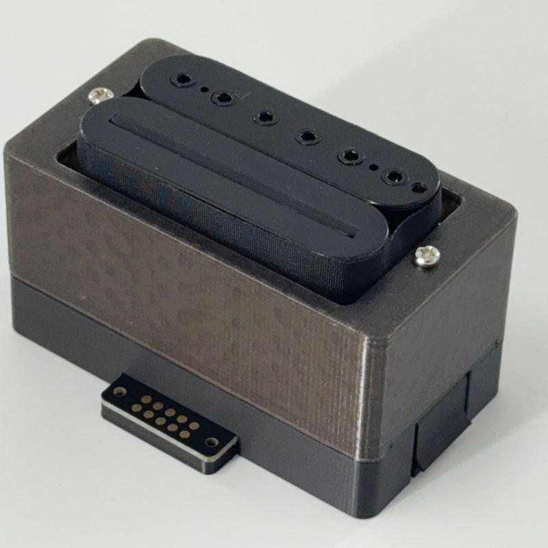 實機拍攝——單顆 humbucker 卡匣，底部鍍金接點板清晰可見