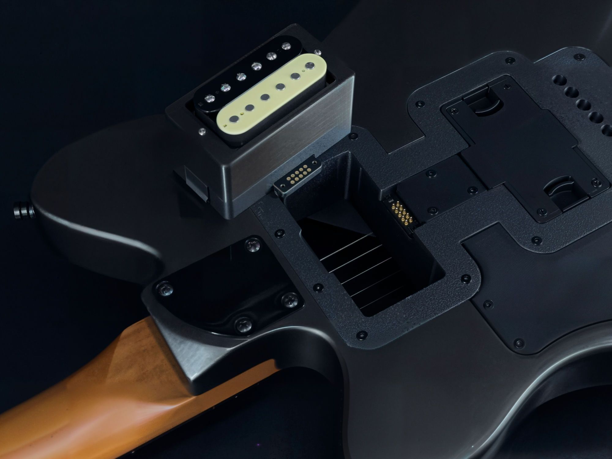 實機拍攝——humbucker 卡匣自卡匣槽抬起，槽內鍍金 pogo 接點清晰可見